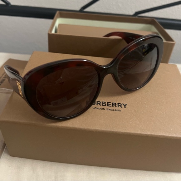 NEW Burberry Cateye gold logo sunglasses - Picture 10 of 11